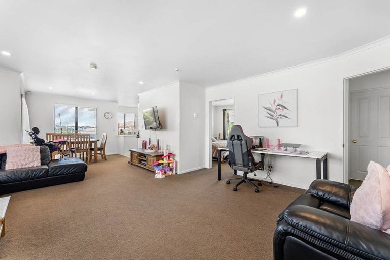 Photo of property in 32 Hewlett Road, Massey, Auckland, 0614