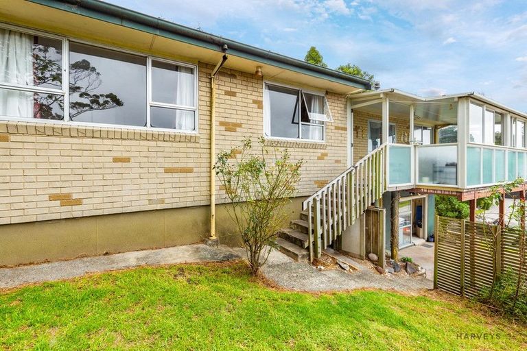 Photo of property in 30 Staincross Street, Green Bay, Auckland, 0604