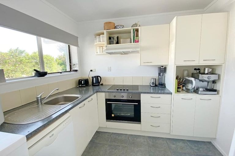 Photo of property in 1/307a Wairau Road, Totara Vale, Auckland, 0627