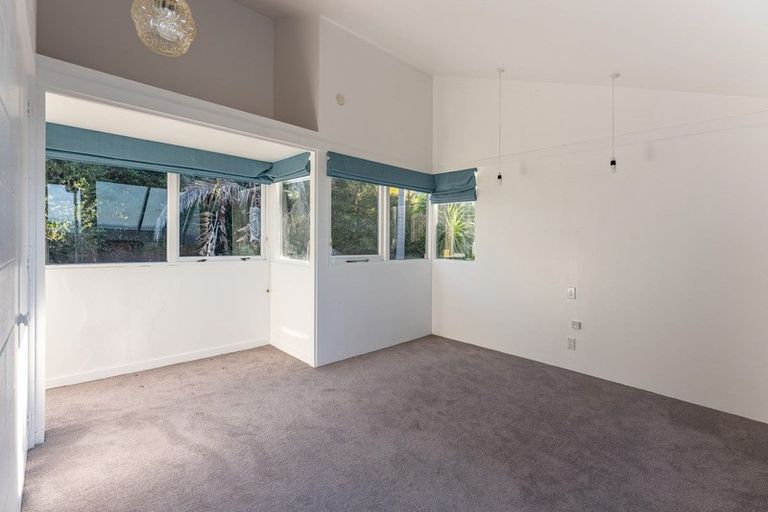 Photo of property in 28 Chelverton Terrace, Red Beach, 0932