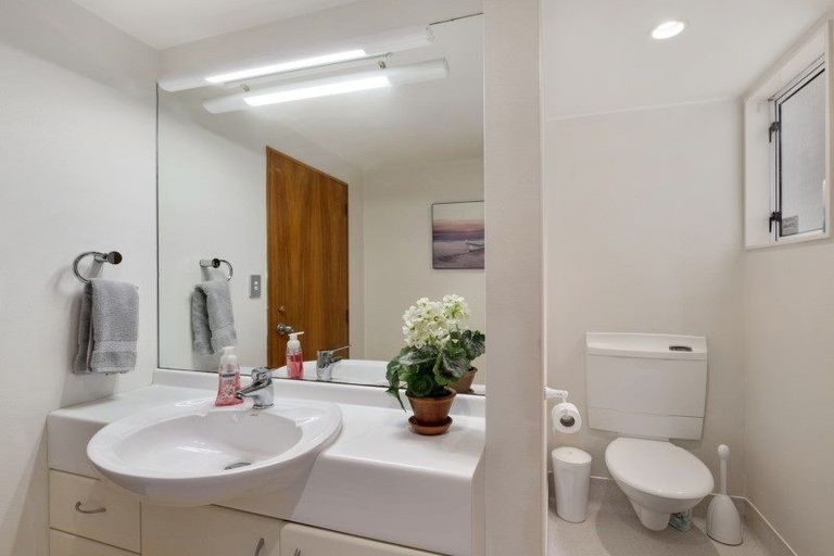 Photo of property in 28 Molyneux Close, Whitby, Porirua, 5024