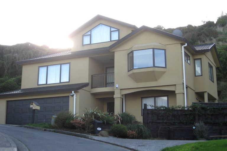 Photo of property in 39 Dress Circle, Newlands, Wellington, 6037