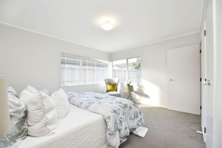 Photo of property in 25 Heversham Place, Glendene, Auckland, 0602