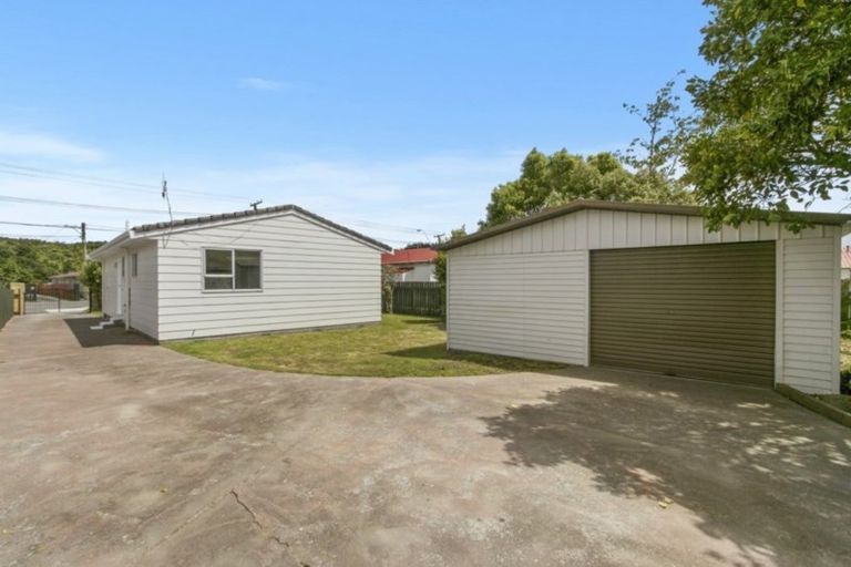 Photo of property in 4 Wellington Road, Wainuiomata, Lower Hutt, 5014