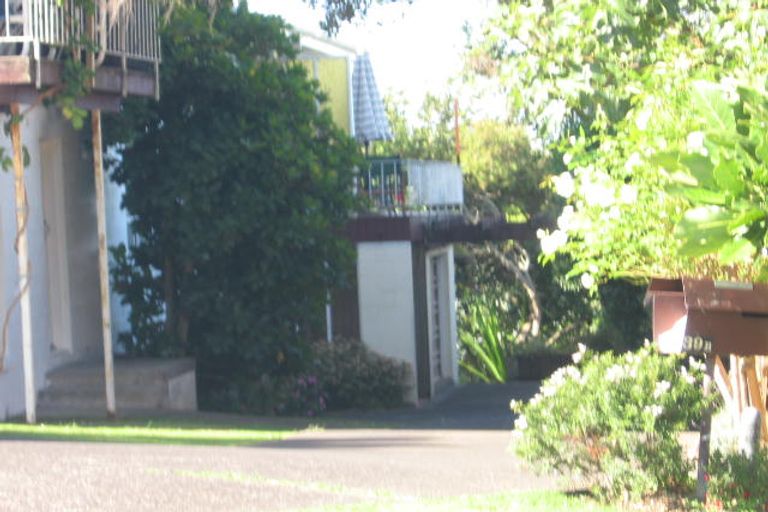 Photo of property in 2/39 Agincourt Street, Glenfield, Auckland, 0629