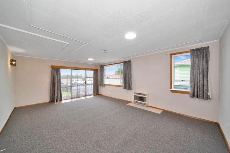 Photo of property in 8 Bone Crescent, Hawera, 4610