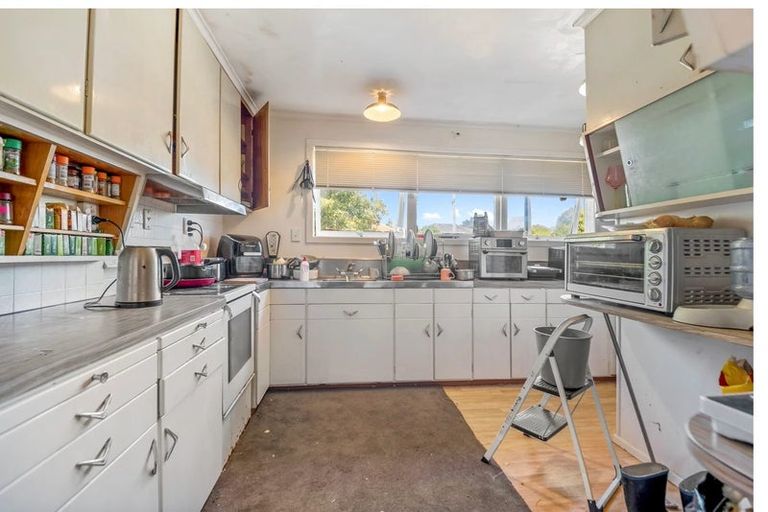 Photo of property in 32 Woodford Avenue, Henderson, Auckland, 0610