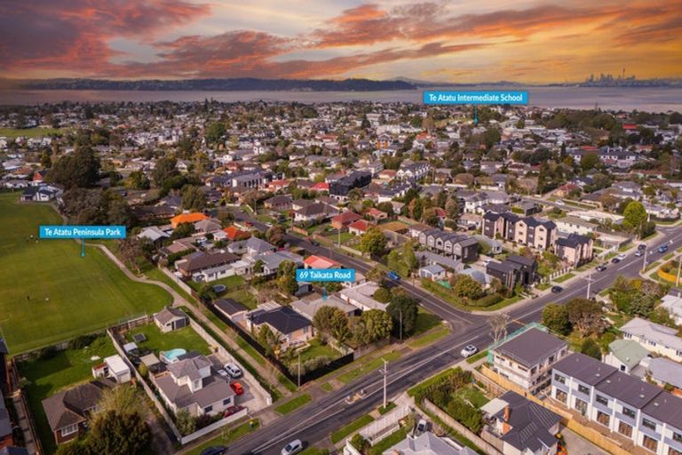 Photo of property in 69 Taikata Road, Te Atatu Peninsula, Auckland, 0610