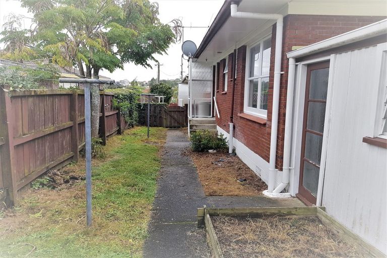 Photo of property in 2/18 Shakespeare Road, Milford, Auckland, 0620