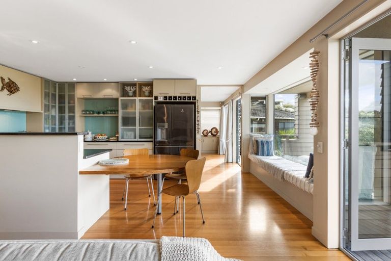 Photo of property in 12 Chelverton Terrace, Red Beach, 0932