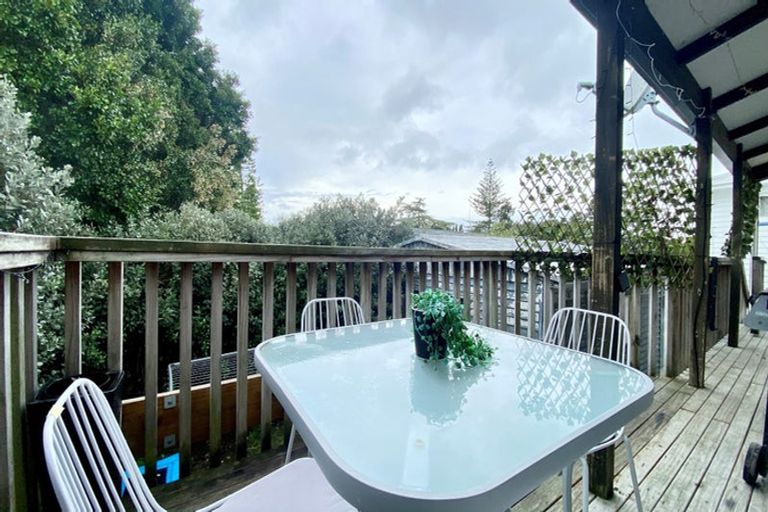 Photo of property in 5 Sunvue Road, Glen Eden, Auckland, 0602
