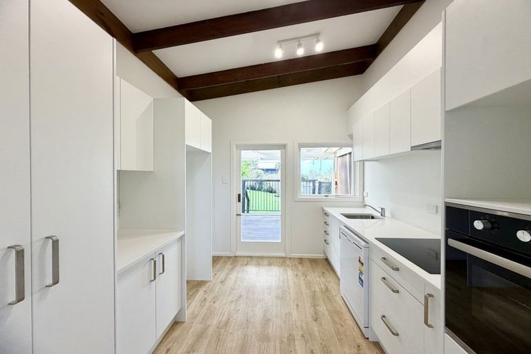 Photo of property in 6 De Val Drive, Titirangi, Auckland, 0604