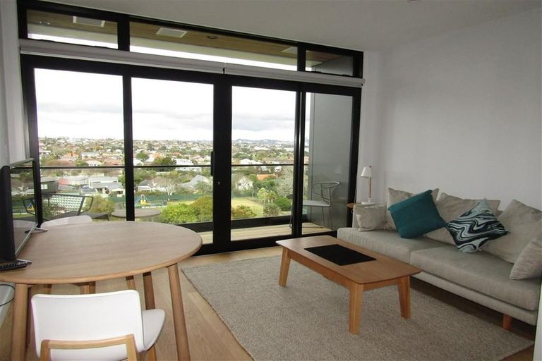 Photo of property in Frank Sargeson Apts, 406/74 Anzac Street, Takapuna, Auckland, 0622