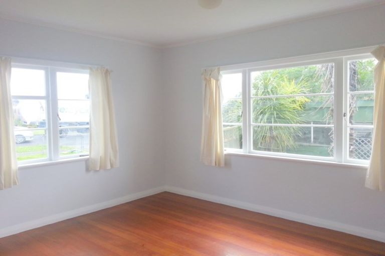Photo of property in 1 Reid Road, New Lynn, Auckland, 0600