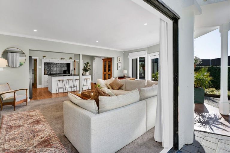 Photo of property in 18 Ridge Lane, New Plymouth, 4310