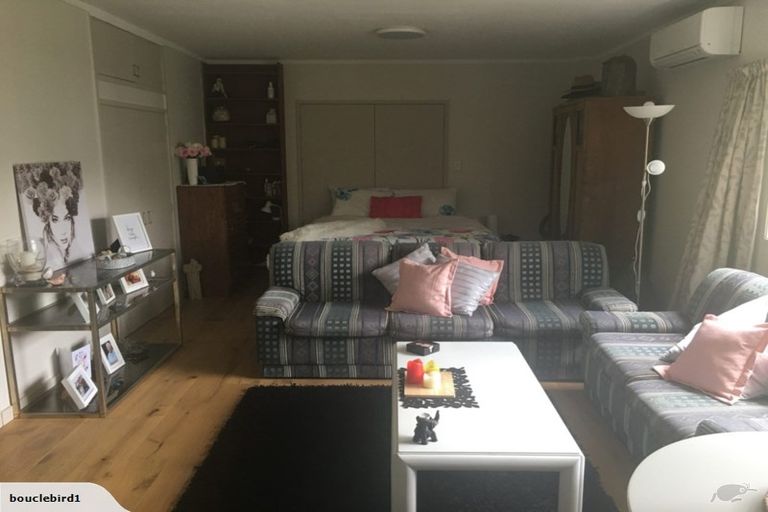 Photo of property in 7 Ellangowan Road, Waiake, Auckland, 0630