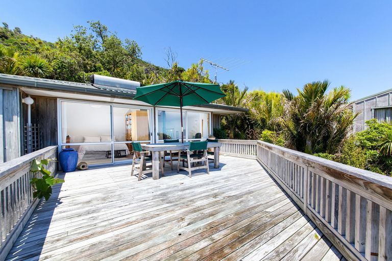 Photo of property in 119 Seaview Road, Piha, New Lynn, 0772