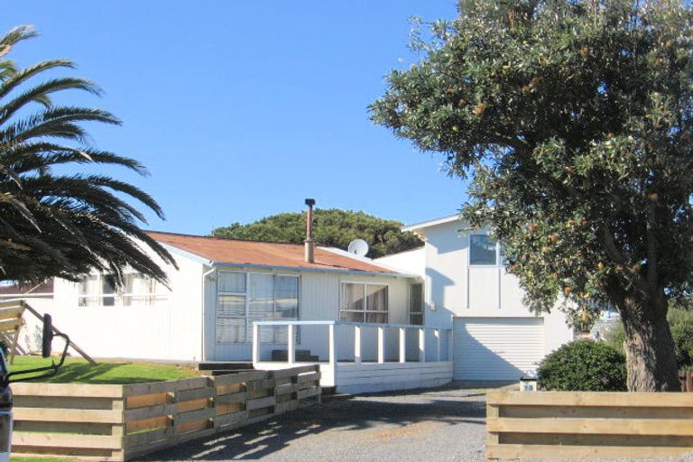 Photo of property in 18 Andresen Street, Foxton Beach, Foxton, 4815