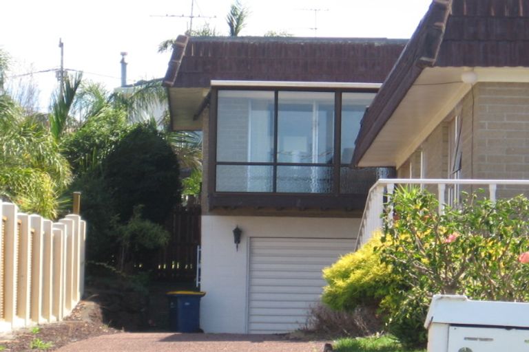 Photo of property in 16 Churchill Road, Murrays Bay, Auckland, 0630