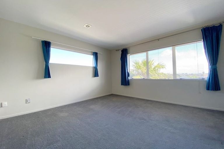 Photo of property in 11 Lakeridge Close, Northcross, Auckland, 0632