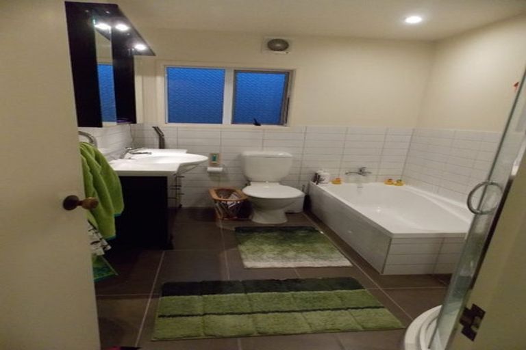 Photo of property in 17 Lawson Place, Mount Victoria, Wellington, 6011