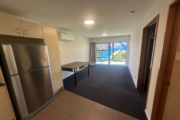 Photo of property in 92 Wynyard Crescent, Fernhill, Queenstown, 9300