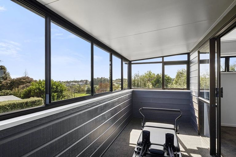 Photo of property in 40 Heta Road, Highlands Park, New Plymouth, 4312