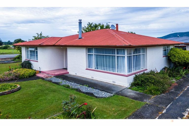 Photo of property in 1 Regent Street, Waimate, 7924