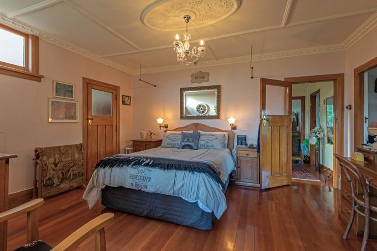 Photo of property in 2 Turitea Road, Fitzherbert, Palmerston North, 4472