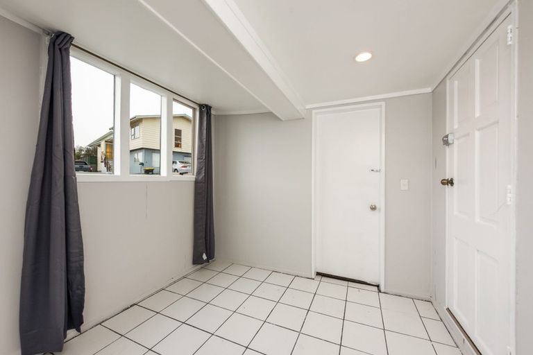Photo of property in 7 Chetwode Grove, Newlands, Wellington, 6037