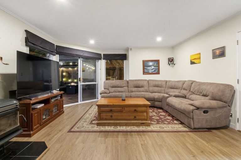 Photo of property in 2/992 Beach Road, Torbay, Auckland, 0630