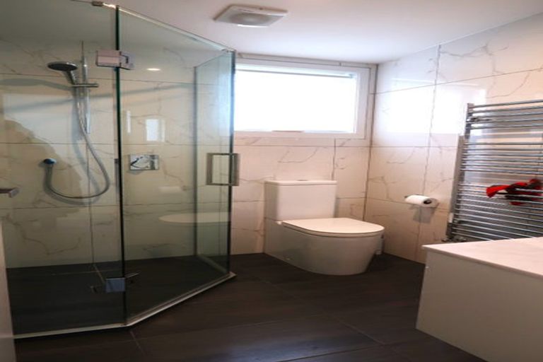 Photo of property in 11 Cromwell Point, Newlands, Wellington, 6037