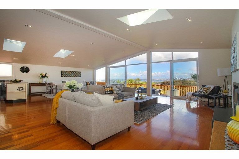 Photo of property in 99 Pupuke Road, Northcote, Auckland, 0627