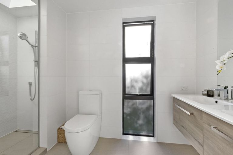 Photo of property in 15 Blakeborough Drive, Forrest Hill, Auckland, 0620