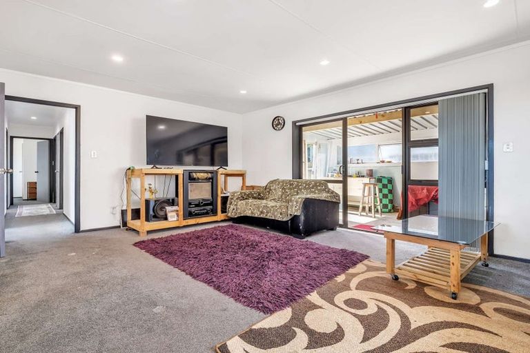 Photo of property in 1/18 Frobisher Way, Clendon Park, Auckland, 2103