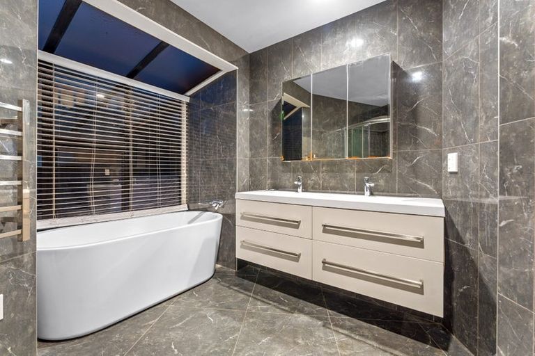 Photo of property in 2/102 Queen Street, Northcote Point, Auckland, 0627