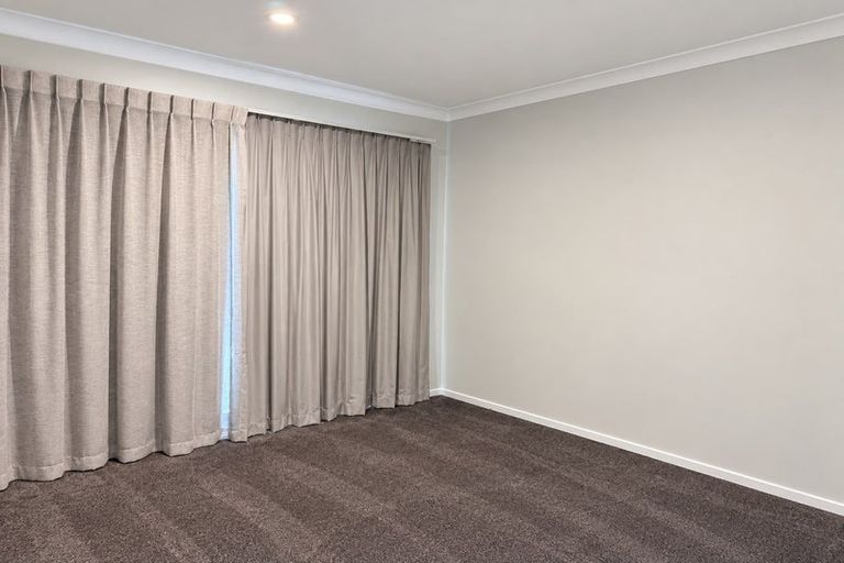 Photo of property in 16 Lobelia Rise, Goodwood Heights, Auckland, 2105