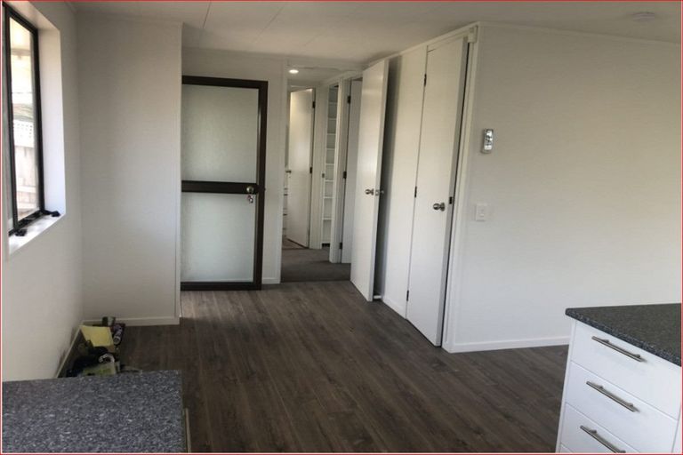 Photo of property in 15 Wakeling Avenue, Te Atatu South, Auckland, 0610