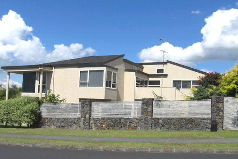 Photo of property in 23 Whiting Grove, West Harbour, Auckland, 0618