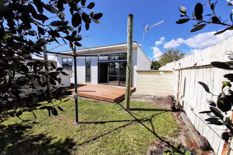 Photo of property in 39 Divich Avenue, Te Atatu South, Auckland, 0610