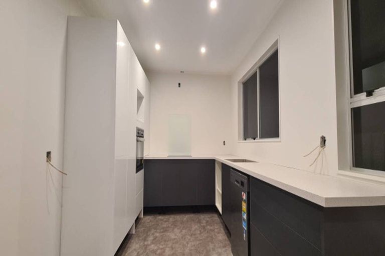 Photo of property in 6 Glanmire Road, Newlands, Wellington, 6037