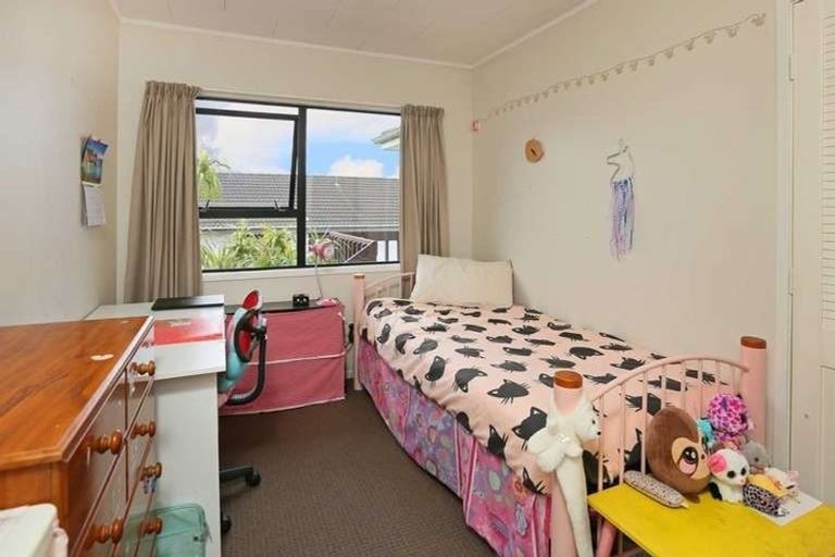 Photo of property in 4 Landsdale Place, Massey, Auckland, 0614