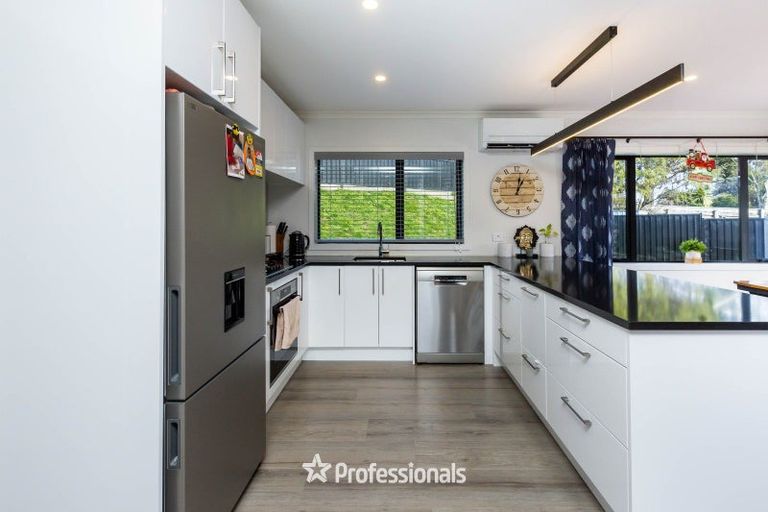 Photo of property in 3 Nikau Lane, Timberlea, Upper Hutt, 5018