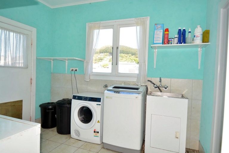 Photo of property in 258 Marine Parade, Bluff, 9814