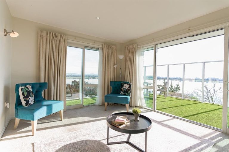 Photo of property in 19 The Brae, Mount Pleasant, Christchurch, 8081