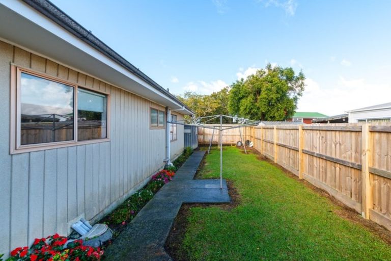 Photo of property in 1/9a Tawa Road, Te Atatu Peninsula, Auckland, 0610