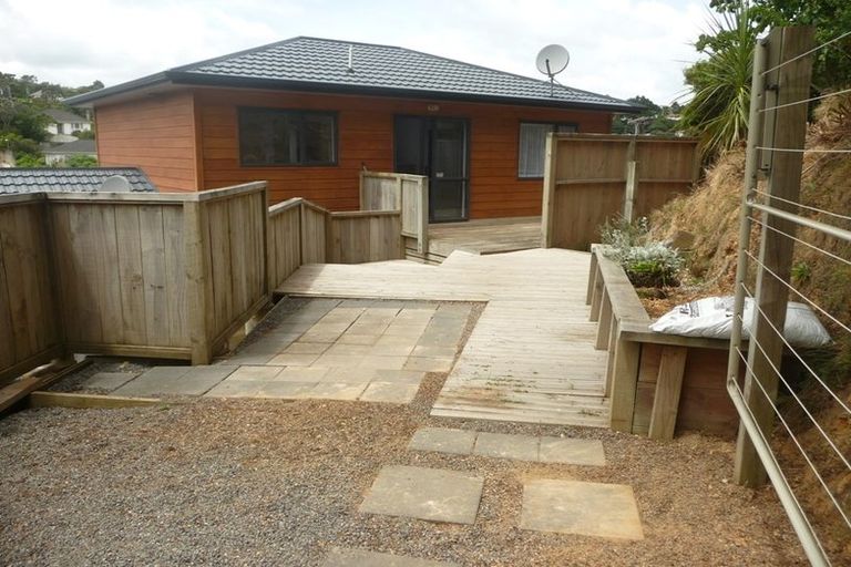 Photo of property in 4 Stella Grove, Newlands, Wellington, 6037