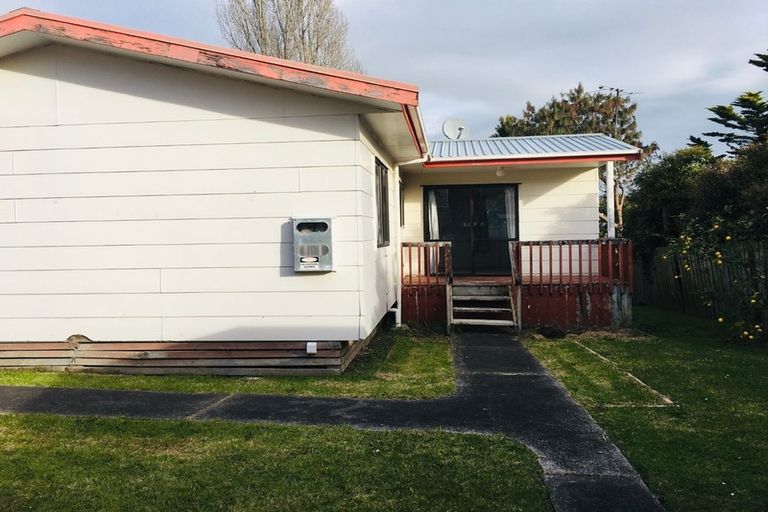 Photo of property in 2/24 Lambrown Drive, Totara Vale, Auckland, 0629