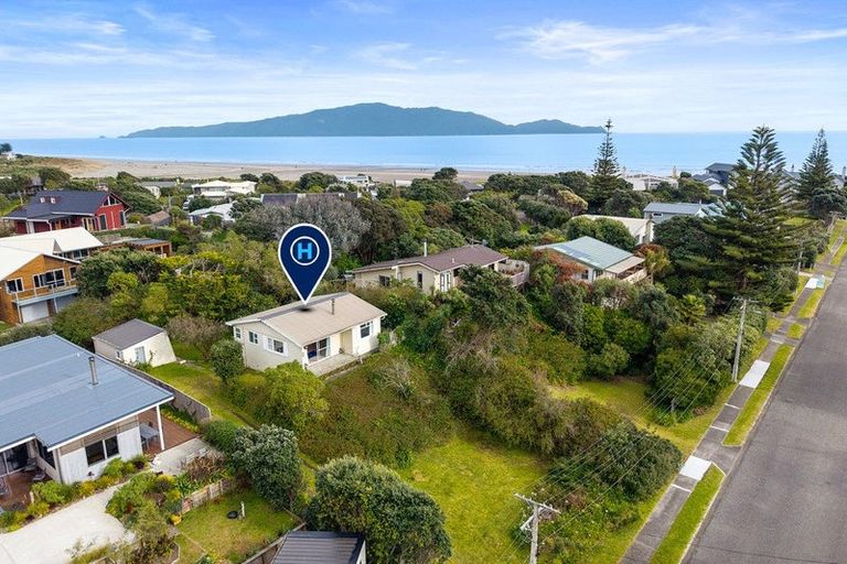 Photo of property in 16 Hughes Street, Waikanae Beach, Waikanae, 5036