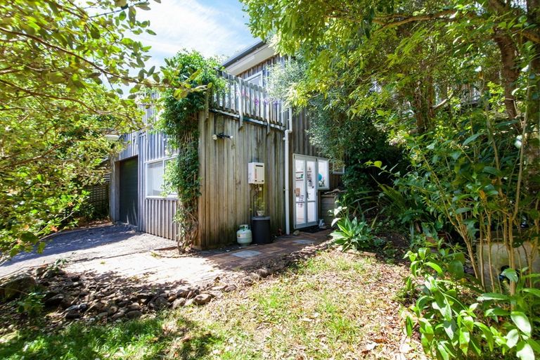 Photo of property in 119 Seaview Road, Piha, New Lynn, 0772